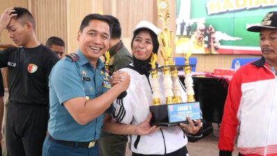 Foto ; Peringati Hari Pahlawan Tahun 2024, Tim Kodikopsla Kodiklatal Juara I Lomba Gerak Jalan Mojokerto - Surabaya