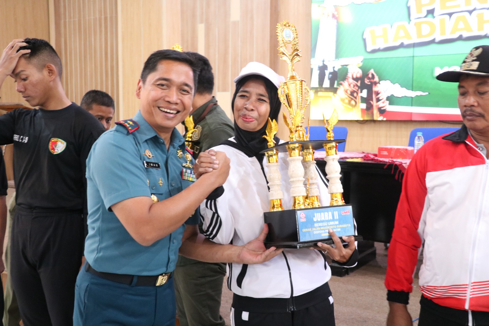 Foto ; Peringati Hari Pahlawan Tahun 2024, Tim Kodikopsla Kodiklatal Juara I Lomba Gerak Jalan Mojokerto - Surabaya