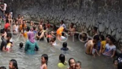 Foto : Wisata Pemandian Air Panas Pacet Liburan Tahun Baru 2025 Dipadati Penghujung