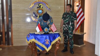Foto : Jalin Soliditas Sesama Lemdik TNI AL, Dankodiklatal Sambut Courtesy Call Gubernur AAL