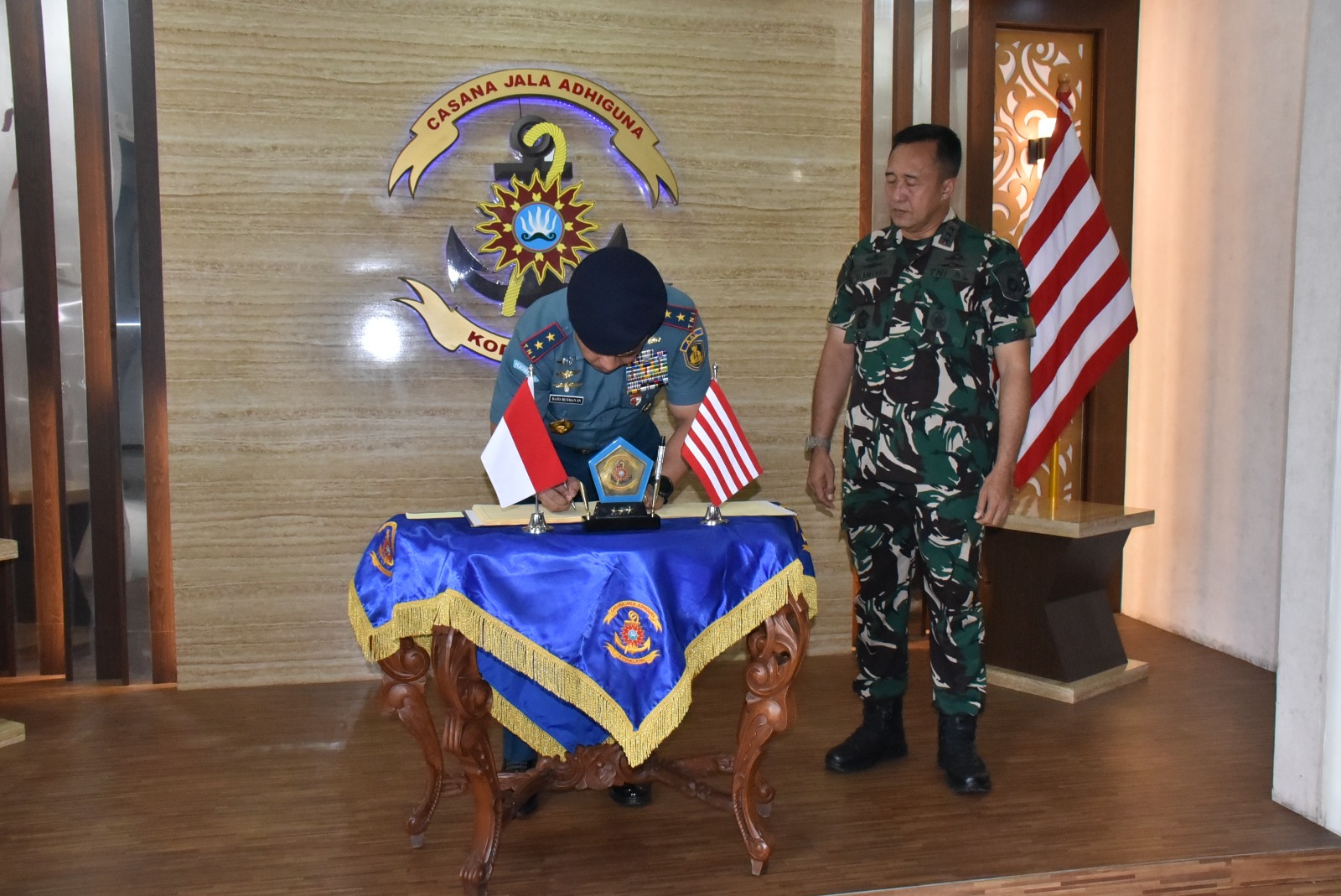 Foto : Jalin Soliditas Sesama Lemdik TNI AL, Dankodiklatal Sambut Courtesy Call Gubernur AAL