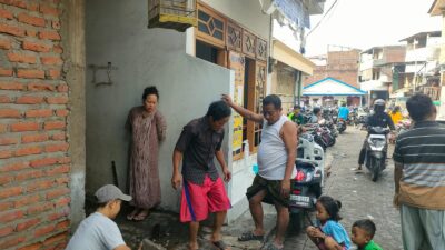 Foto : Musim Penghujan Warga Gundih Lapangan Gotong-royong bersihkan Saluran Air