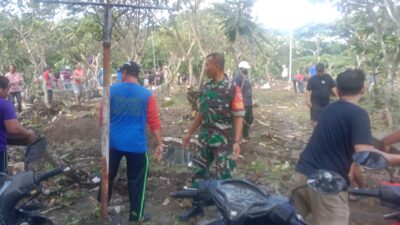 Foto : Babinsa dan Bhabinkamtibmas Babat Jerawat Gelar Kerja Bakti Bersama Warga di Makam Umum