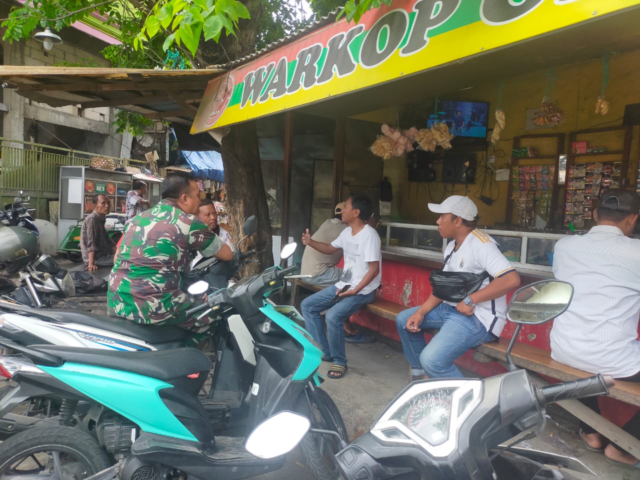 Foto ; Babinsa Sidotopo Ajak Warga Tingkatkan Kamtibmas dan Gotong Royong