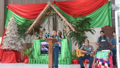 Foto : Wujudkan Cinta Kasih Natal, Panitia Natal TNI AL Wilayah Surabaya Kunjungi Panti Jompo dan Panti Asuhan