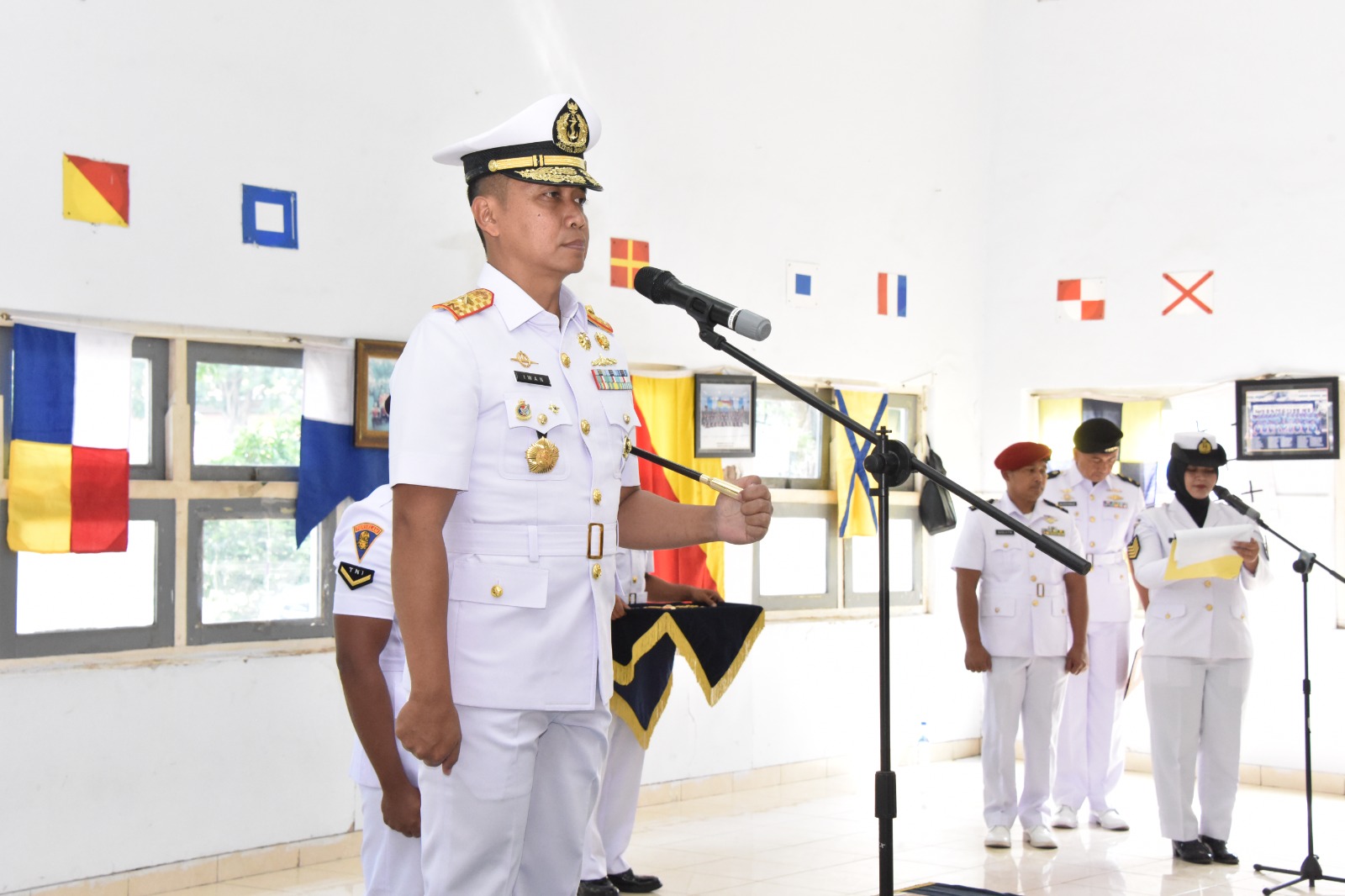 Foto : Kolonel Laut (P) Widya Poerwandanu Terima Tongkat Komando Danpusdiksus Kodikopsla Kodiklatal