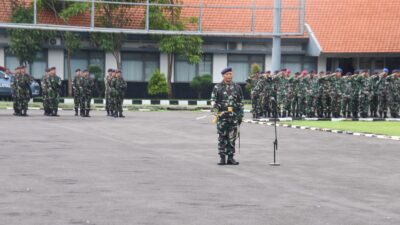 Foto : Pimpin Upacara Bendera 17-an, Dirdok Kodiklatal Sampaikan Pesan Panglima TNI