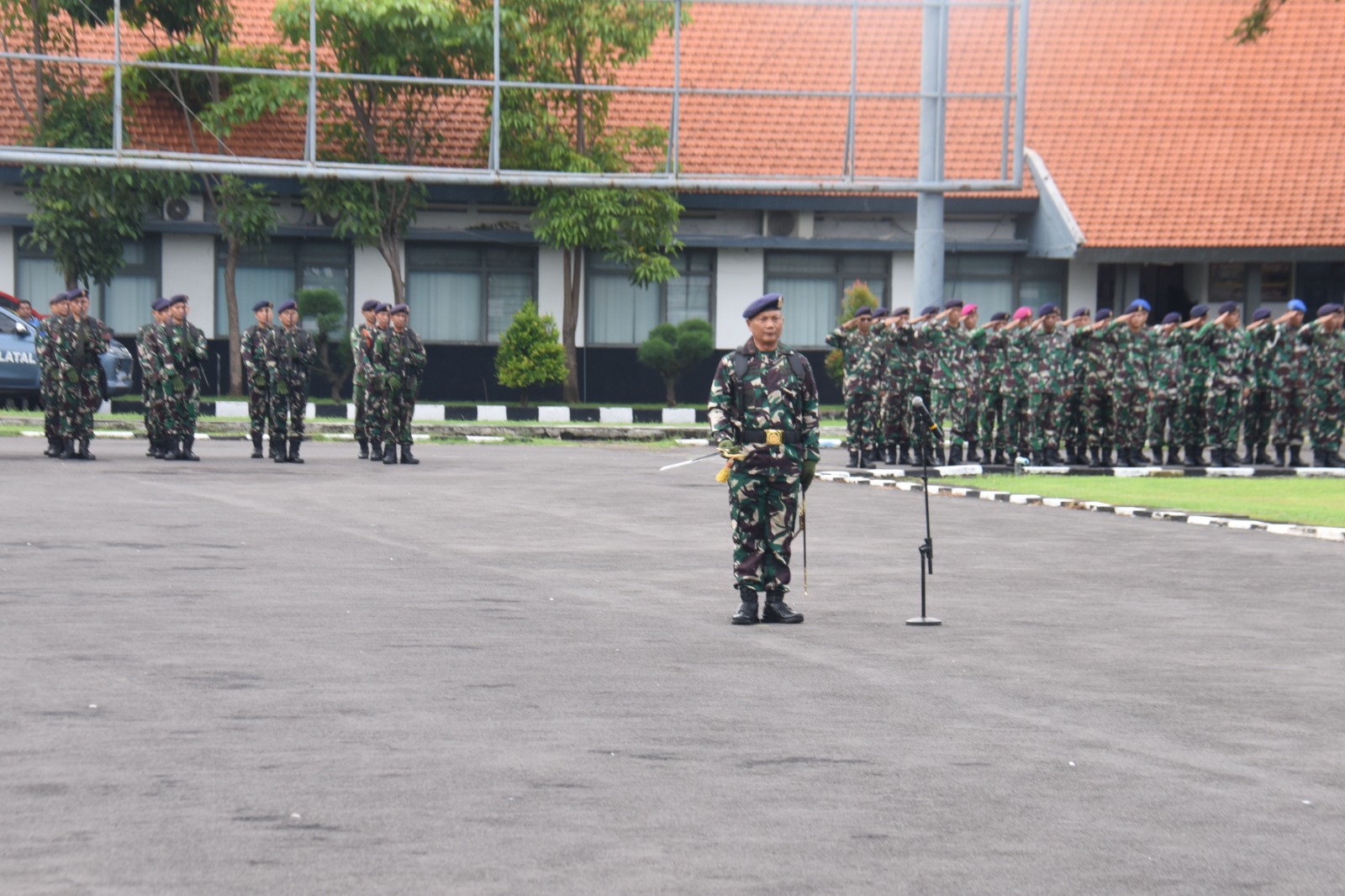 Foto : Pimpin Upacara Bendera 17-an, Dirdok Kodiklatal Sampaikan Pesan Panglima TNI