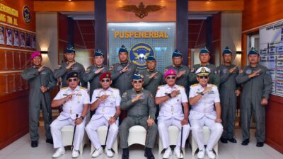 Foto : Dankodikmar Kodiklatal Terima Penyematan Brevet Kehormatan Penerbang TNI AL
