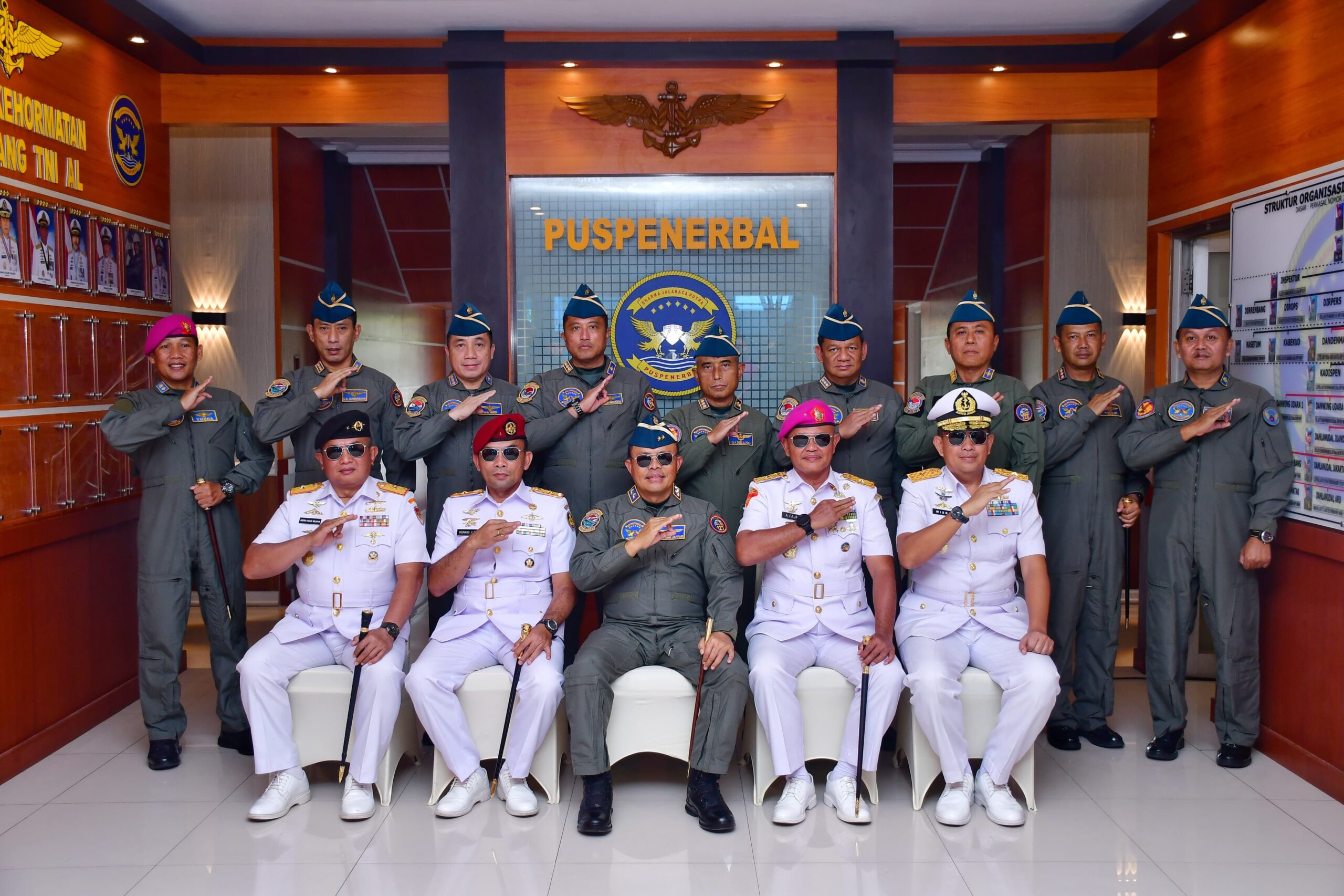 Foto : Dankodikmar Kodiklatal Terima Penyematan Brevet Kehormatan Penerbang TNI AL