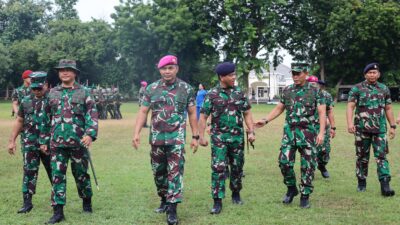 Foto : Pejabat Kodiklatal Tinjau Lattek Dopper Siswa Dikko Marinir - 175
