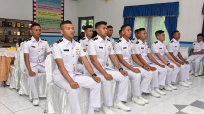 Foto : Danpusdiklek Serahkan Ijazah Pasis Dikmapa PK Angkatan 31 Pusdiklek Kodiklatal