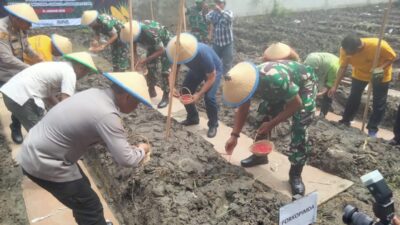 Foto : Dukung Program Pemerintah, Dandim Surabaya Utara Hadiri Penanaman Jagung Serentak
