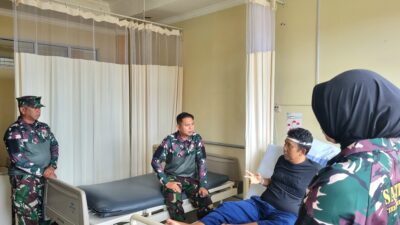 Foto ; Dansatdik-1 Kodiklatal Berikan Semangat Prajurit Yang Sedang Dirawat Di Rumah Sakit