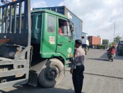 Satlantas Polres Pelabuhan Tanjung Perak giat Operasi Gabungan di Jalan Raya Kalianak