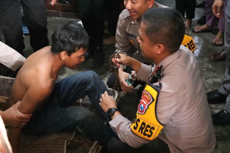 Foto : Polisi Peduli, Kapolres Gresik Lepas Rantai ODGJ dan Bantu Pengobatan