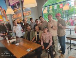 KJJT Beri Bingkisan Kepada Wartawan Senior di HPN 2025