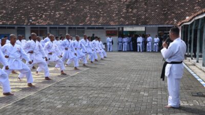 Foto ; Dankodiklatal Terima Penganugerahan Sabuk Hitam Kehormatan Lemkari Dan Resmikan Dojo Hiu Digdaya - 1