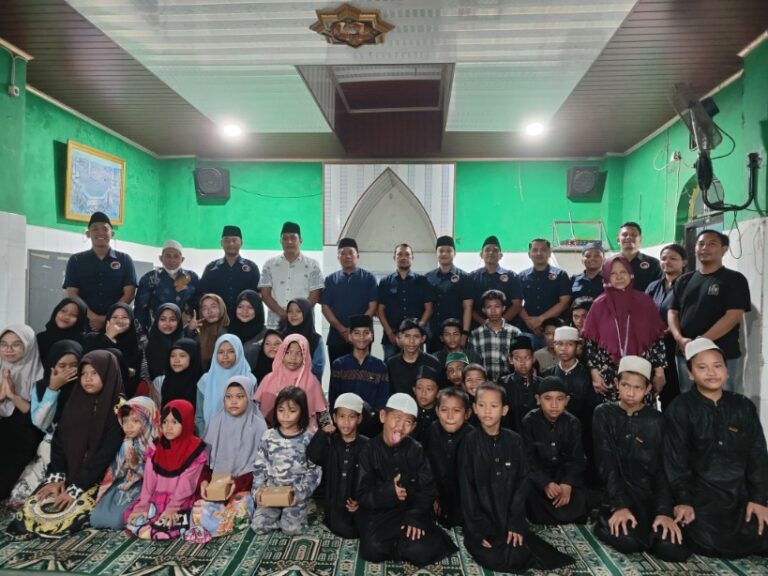 Foto : Satresnarkoba Polres Pelabuhan Tanjung Perak Buka Bersama Dan Santuni Anak Yatim di Panti Asuhan Rodhiyatul Jannah