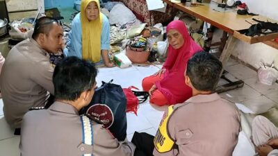 Foto : Kapolsek Asemrowo Kunjungi Warga yang Menderita Stroke dan Guru Ngaji yang Lumpuh
