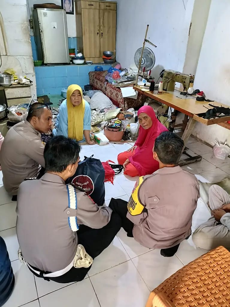 Foto : Kapolsek Asemrowo Kunjungi Warga yang Menderita Stroke dan Guru Ngaji yang Lumpuh
