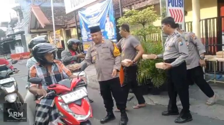 Foto : Polisi Berbagi Berkah Ramadhan, Ratusan Takjil Dibagikan di Depan Polsek Semampir
