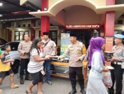 Berkah Ramadan, Polsek Asemrowo Bagikan Takjil untuk Masyarakat