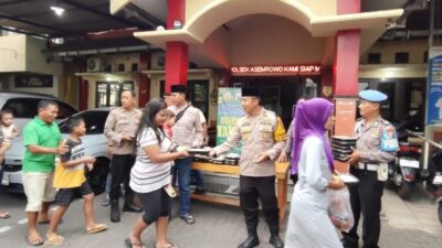 Foto : Berkah Ramadan, Polsek Asemrowo Bagikan Takjil untuk Masyarakat