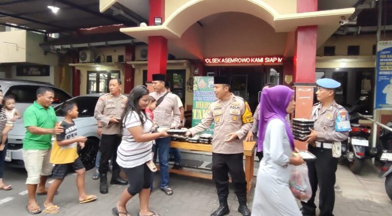 Foto : Berkah Ramadan, Polsek Asemrowo Bagikan Takjil untuk Masyarakat