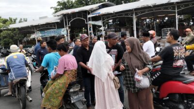 Foto ; Aliansi Madura Indonesia Bagikan 1.000 Paket Takjil di Serambi Ampel