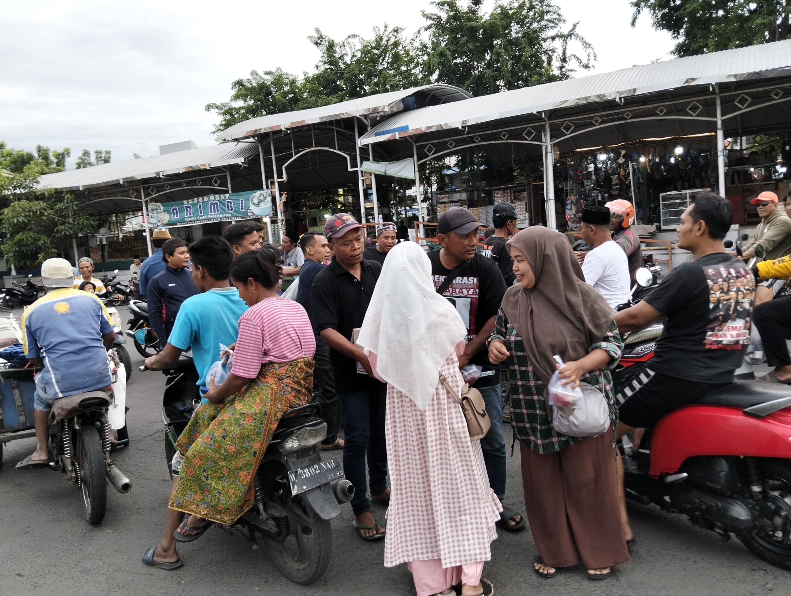 Foto ; Aliansi Madura Indonesia Bagikan 1.000 Paket Takjil di Serambi Ampel