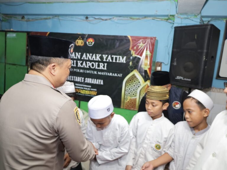 Foto : Tebarkan Kepedulian di Bulan Suci Ramadhan, Kapolrestabes Surabaya Gelar Bhakti Sosial di Ponpes Tahfidhul Qur’an Sunan Giri