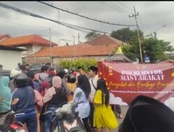 Polres Pelabuhan Tanjung Perak Bagikan 200 Takjil Menjelang Idul Fitri 1446 H di Serambi Ampel Surabaya