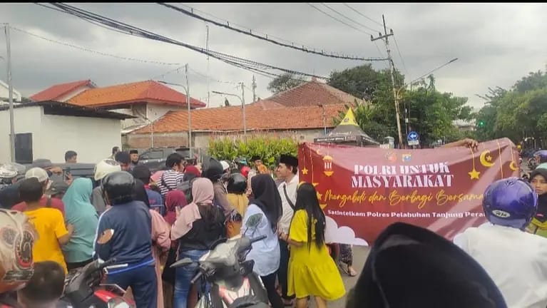 Foto ; Polres Pelabuhan Tanjung Perak Bagikan 200 Takjil Menjelang Idul Fitri 1446 H di Serambi Ampel Surabaya