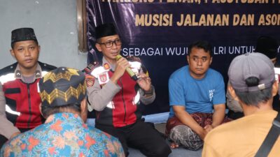 Foto : Polres Pelabuhan Tanjung Perak Gelar Buka Bersama dan Berbagi Takjil dengan Anak Jalanan