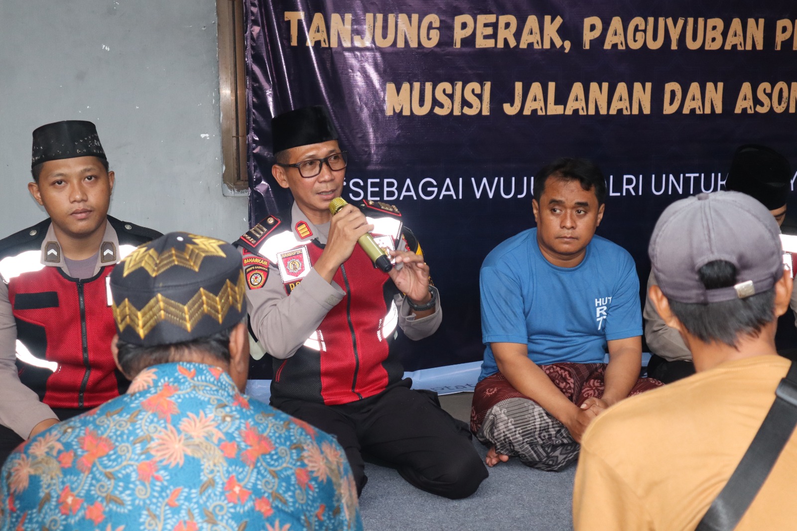 Foto : Polres Pelabuhan Tanjung Perak Gelar Buka Bersama dan Berbagi Takjil dengan Anak Jalanan