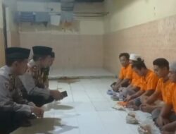Momen Kebersamaan, Polsek Krembangan Gelar Buka Bersama Tahanan