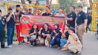 Foto : Foto Bersama Saat Bagikan Ratusan Takjil