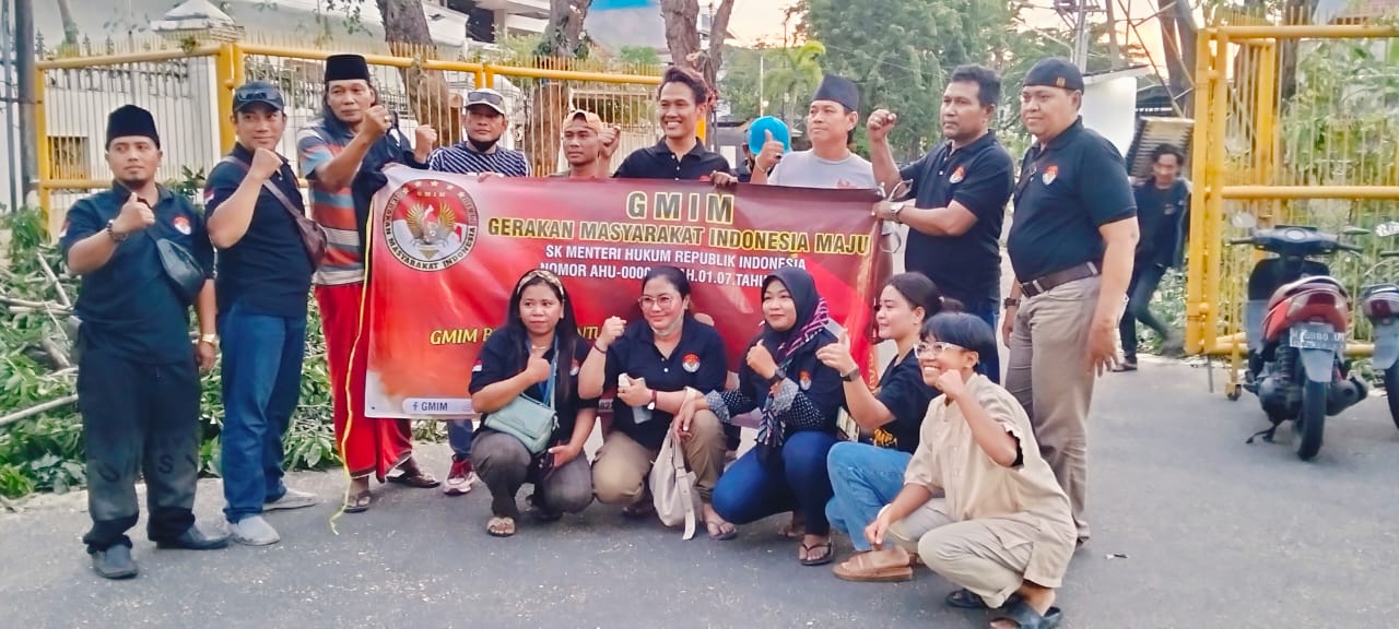 Foto : Foto Bersama Saat Bagikan Ratusan Takjil