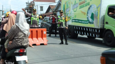 Foto : Puncak Arus Balik di Tanah Merah, Kapolres Bangkalan Bersama Tim Urai Turun ke Jalan