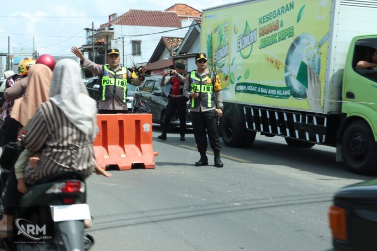Foto : Puncak Arus Balik di Tanah Merah, Kapolres Bangkalan Bersama Tim Urai Turun ke Jalan