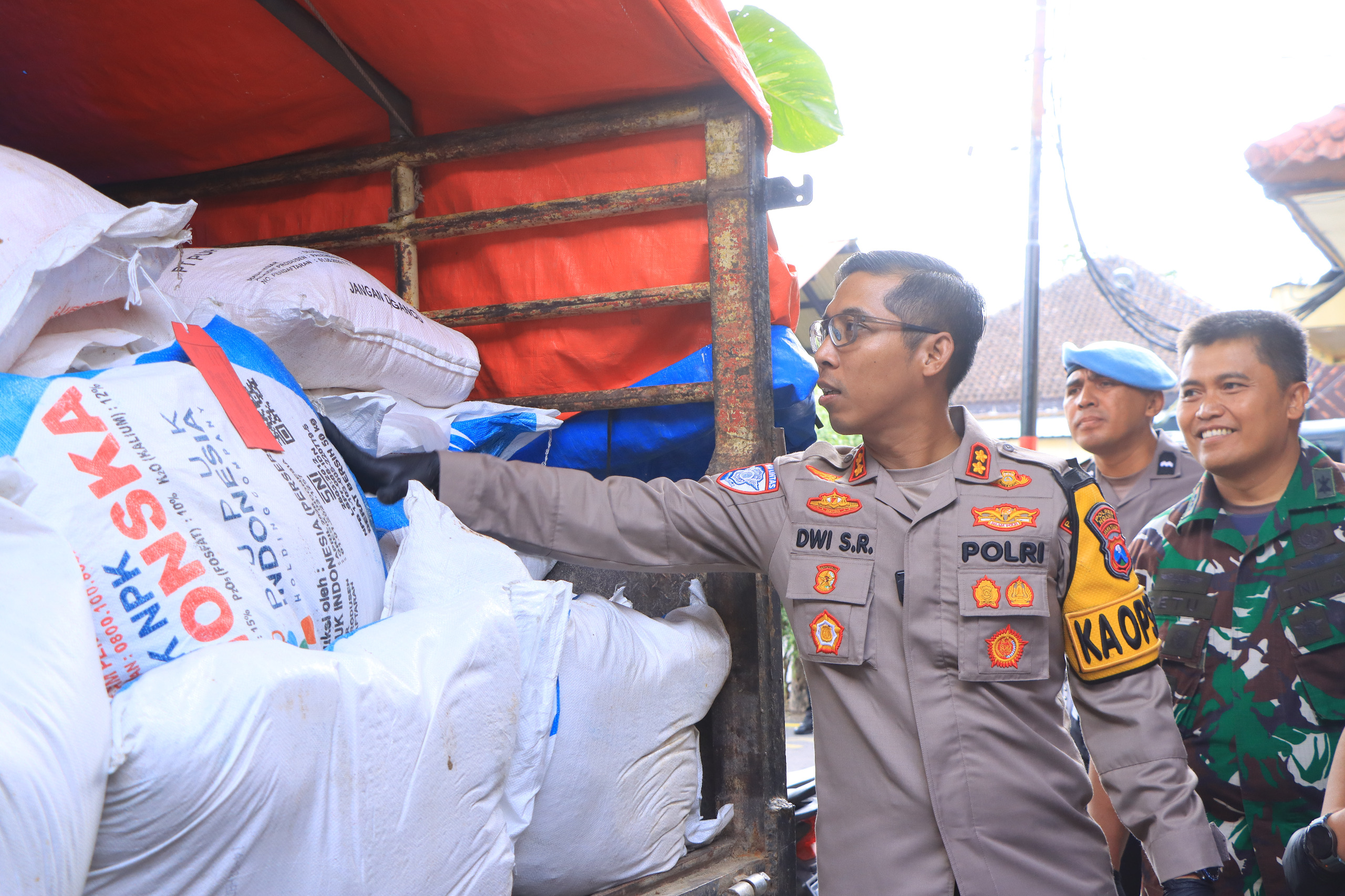 Foto : Polres Ngawi Amankan Truk dan Dua Orang Diduga Selundupkan 3 Ton Pupuk Bersubsidi
