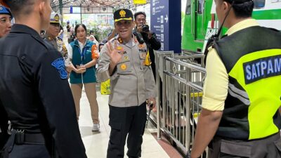 Foto ; Pastikan Mudik Nyaman Kapolres Madiun Kota Pantau Keamanan di Stasiun Kereta Api