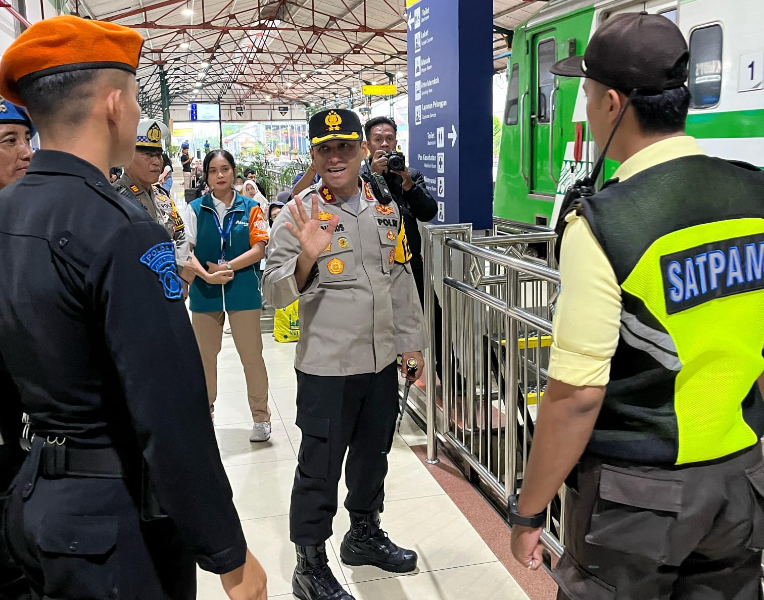 Foto ; Pastikan Mudik Nyaman Kapolres Madiun Kota Pantau Keamanan di Stasiun Kereta Api