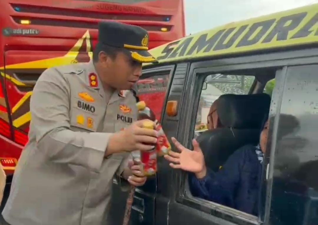 Foto : Pantau Arus Balik Lebaran di Mengkreng, Kapolres Kediri Berbagi Minuman Untuk Pengguna Jalan