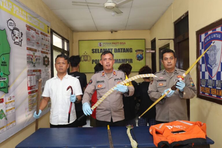 Foto: Empat Remaja Diamankan Polres Pelabuhan Tanjung Perak Usai Tawuran, Temukan Sajam hingga Busur Panah