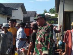 Babinsa 0829-05/Kwanyar Laksanakan Pengamanan di Pasar Kwanyar