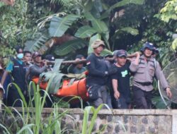 Polisi Bersama Tim SAR Berhasil Evakuasi Jenazah Pendaki di Gunung Saeng Bondowoso