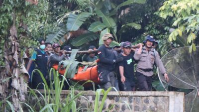 Polisi Bersama Tim SAR Berhasil Evakuasi Jenazah Pendaki di Gunung Saeng Bondowoso