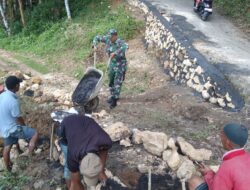 Babinsa Koramil 0829-15/Geger Gelar Karya Bakti Bersama Warga di Desa Kampak